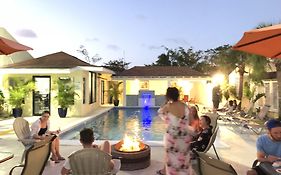 Colony Club Inn & Suites